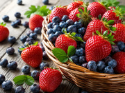 Свіжа полуниця та лохина на продаж